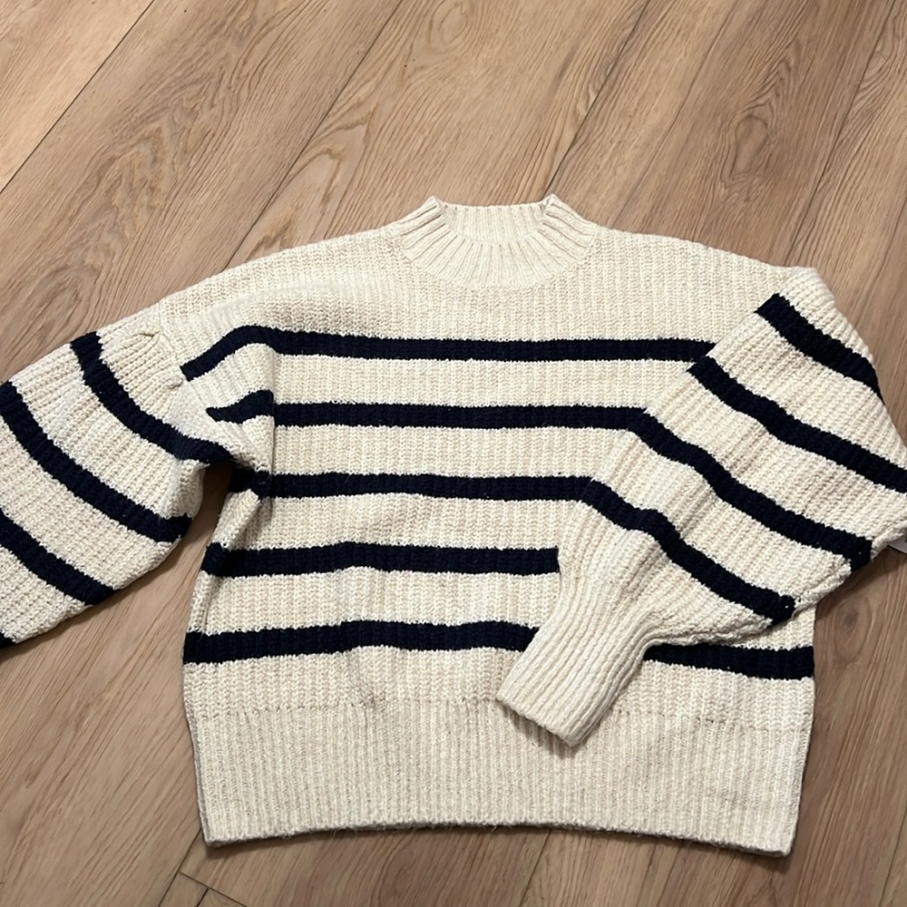 Old navy black and white sweater
